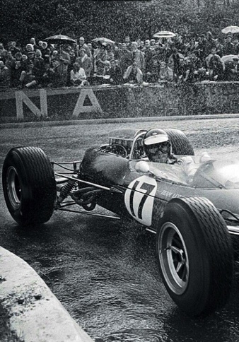 Jim très à l'aise sous la pluie où son pilotage coulé fait merveille... Jim très à l'aise sous la pluie où son pilotage coulé fait merveille...